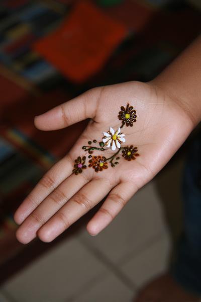 24. Kleine Blumenstraße über die Finger als for mehndi designs front hand for kids ideas