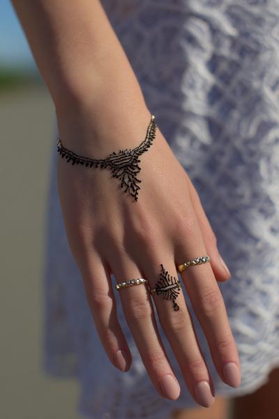 3. Minimaler Finger-Schmuck mit Ringkette for mehndi designs front hand simple ideas