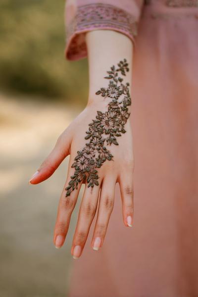 4. Florales Rahmenmotiv mit Soft-Shading für for mehndi designs front hand aesthetic ideas