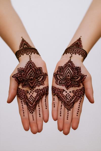 5. Symmetrische Lotus-Szene mit feinen Dots als for mehndi designs front hand aesthetic ideas