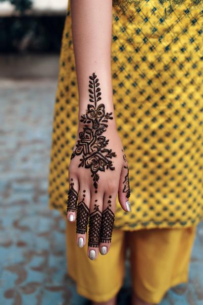 6. Geometrisch-florale Kacheloptik für for mehndi designs front hand aesthetic ideas