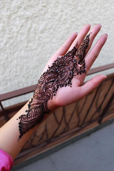 8. Große Paisley-Blüte mit offenen Flächen for mehndi designs front hand arabic ideas