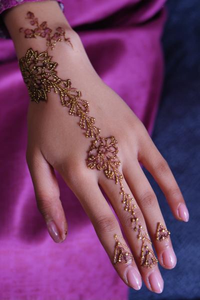9. Arabische Fingerfächer mit floralen Ketten für for mehndi designs front hand arabic ideas