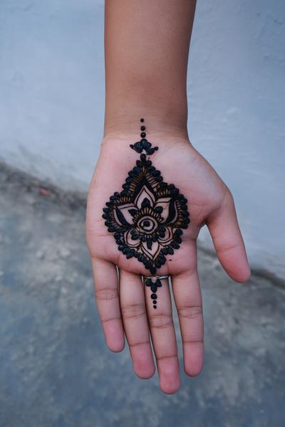 1. Lotus-Mandala in der Handfläche für for mehndi designs simple front hand ideas