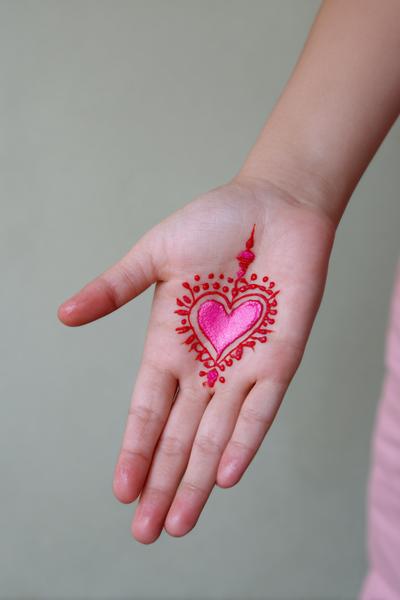10. Süße Herz-Ballon-Kombi auf der Handfläche für for mehndi designs simple for kids ideas