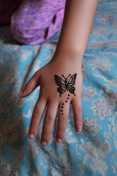 11. Kleiner Schmetterling mit Punktspur für for mehndi designs simple for kids ideas