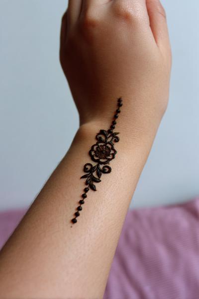 12. Schlanke Handgelenk-Ranke mit offener Mitte für for mehndi designs simple back ideas