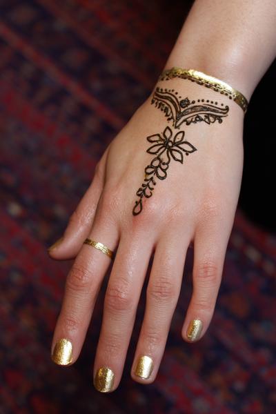 17. Arabischer Halbblumen-Bogen als Armband für for mehndi designs simple arabic ideas