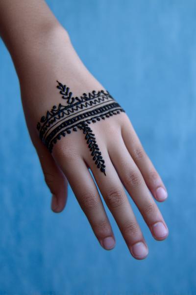 2. Schmales Fingerband mit Negativraum für for mehndi designs simple front hand ideas