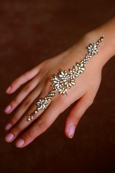 4. Drei-Minuten-Blütenkette entlang des Daumens für for mehndi designs simple easy ideas