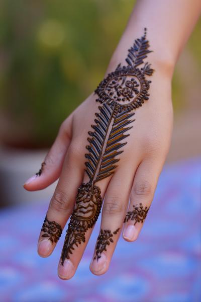 6. Zwei-Finger-Spitze mit Blattfächern für for mehndi designs simple back hand ideas