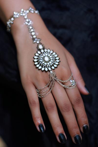 7. Zentrales Medaillon mit Ring-Kette für for mehndi designs simple back hand ideas