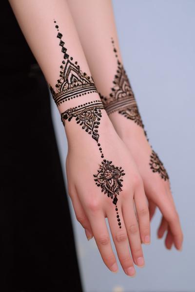 8. Feine Linienkunst mit drei Motiven für for mehndi designs simple aesthetic ideas