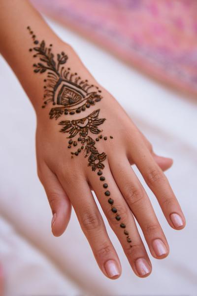 9. Geometrische Bögen und Punkt-Galaxien für for mehndi designs simple aesthetic ideas
