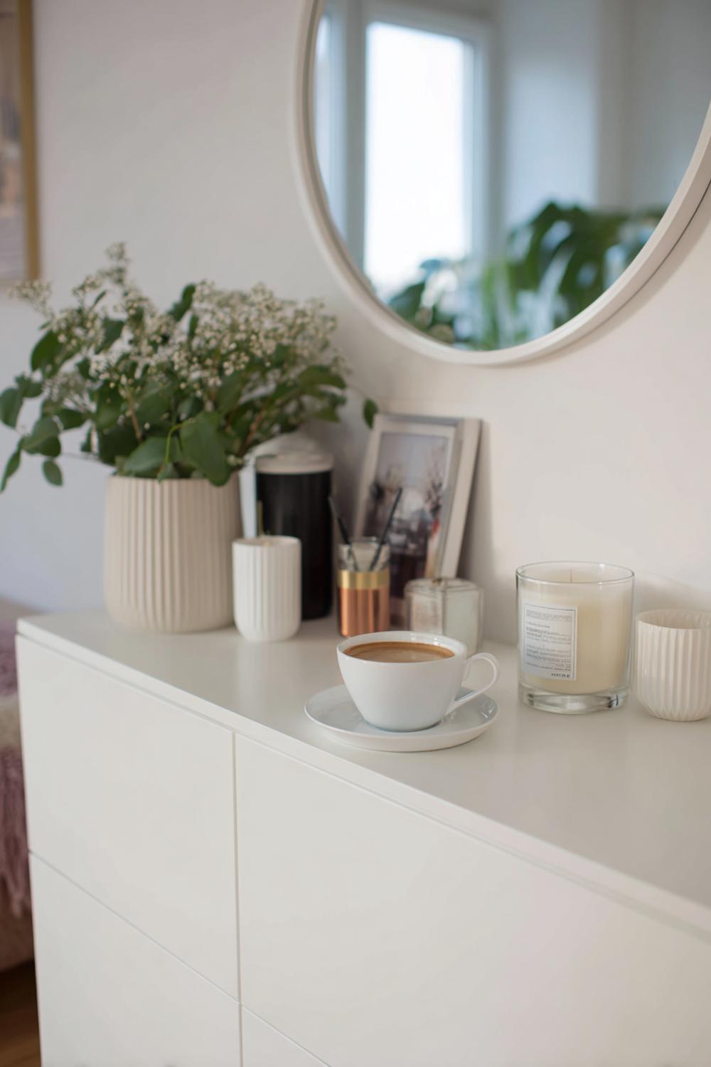 4. Mini Kaffee-Ecke Ideen im Flur-Sideboard mit Spiegel und Duftkerze