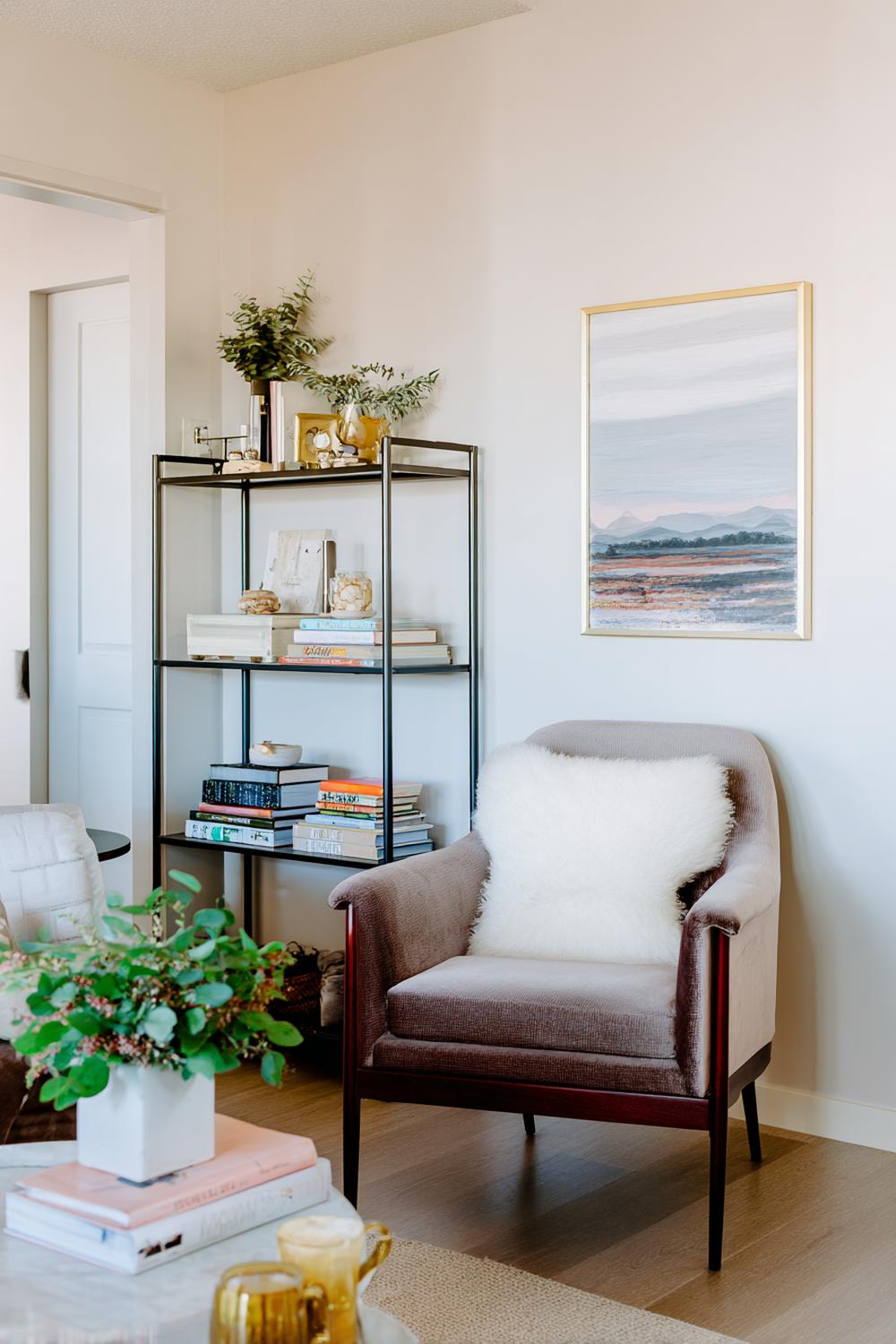 5. Mini Kaffee-Ecke Ideen im Wohnzimmer-Regal mit Bücherstapel und Kunstprint