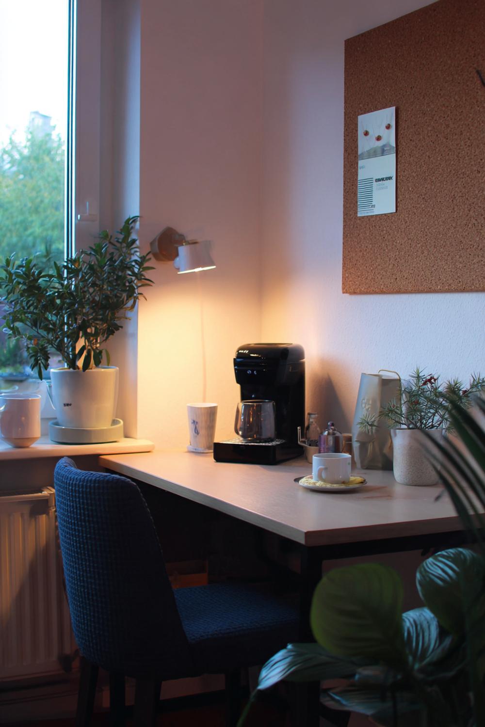 6. Mini Kaffee-Ecke Ideen im Homeoffice mit Korkwand und Fokus-Licht