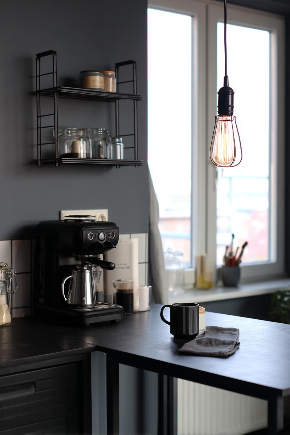 8. Mini Kaffee-Ecke Ideen im Industrial Look mit schwarzem Metallregal und Edison-Lampe