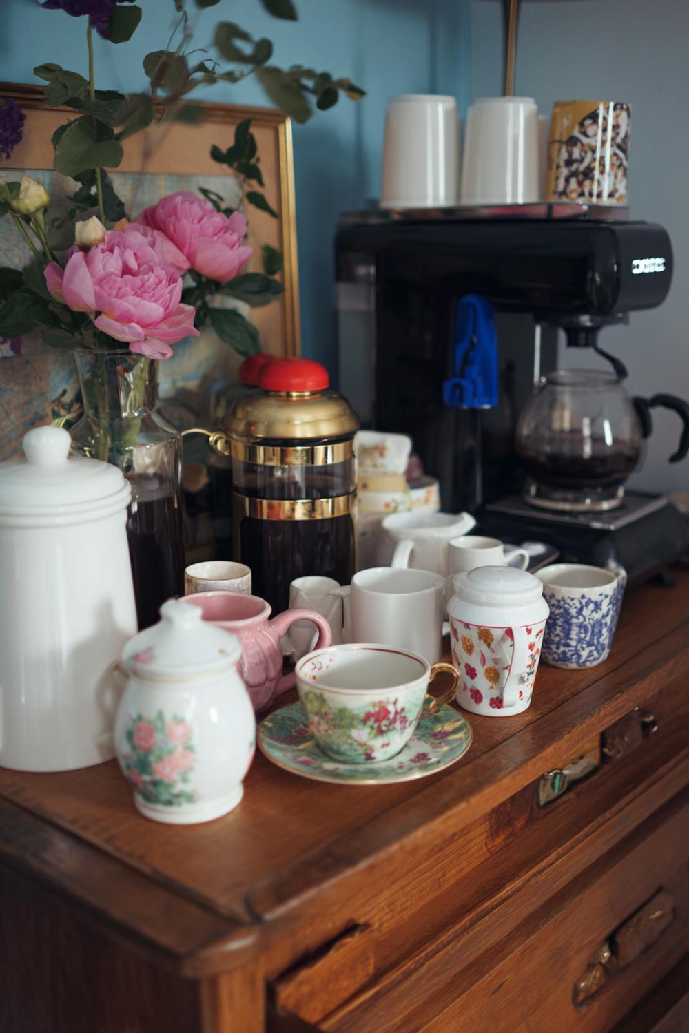 9. Mini Kaffee-Ecke Ideen mit Vintage-Anrichte, Porzellantassen und gerahmter Karte