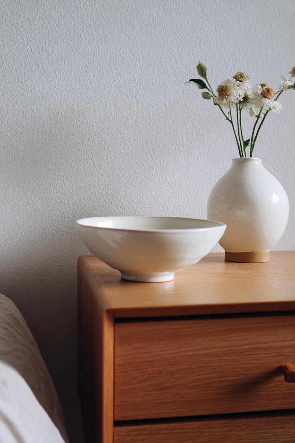 1. Nachttisch-Dekoration mit minimalistischer Keramikschale und Leinenläufer