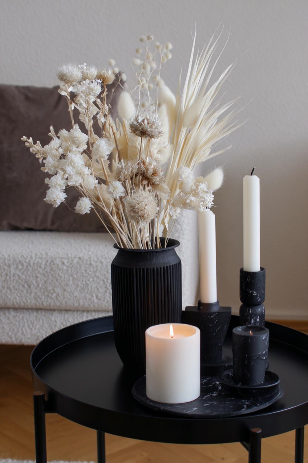 10. Nachttisch-Dekoration mit schwarzer Steingutschale und hellen Trockenblumen