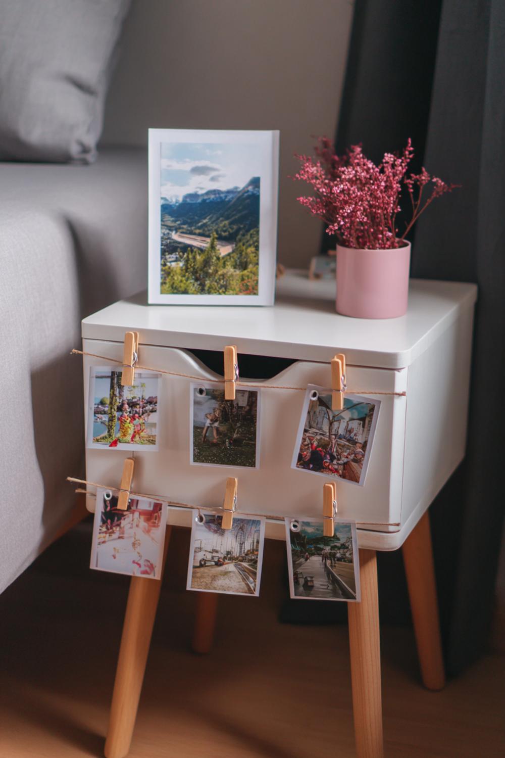 11. Nachttisch-Dekoration mit Mini-Galerie aus Postkarten und Holzklammern