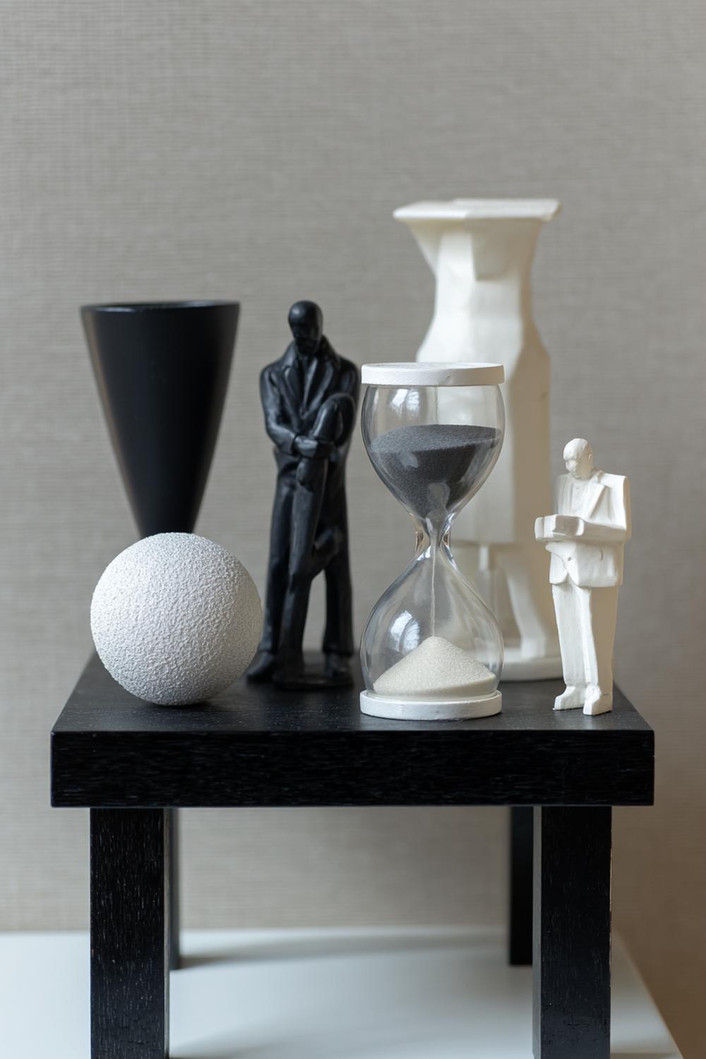 12. Nachttisch-Dekoration mit Skulptur, Sanduhr und monochromer Farbwelt