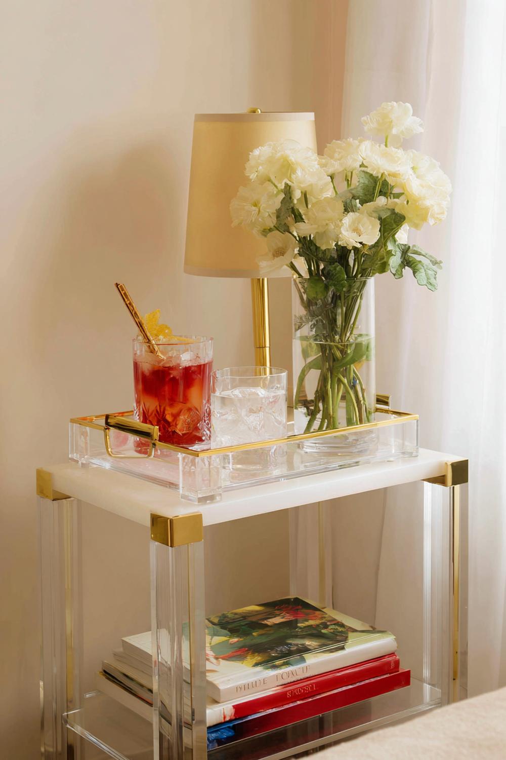 14. Nachttisch-Dekoration mit zweistöckiger Etagere und klarer Zonenaufteilung