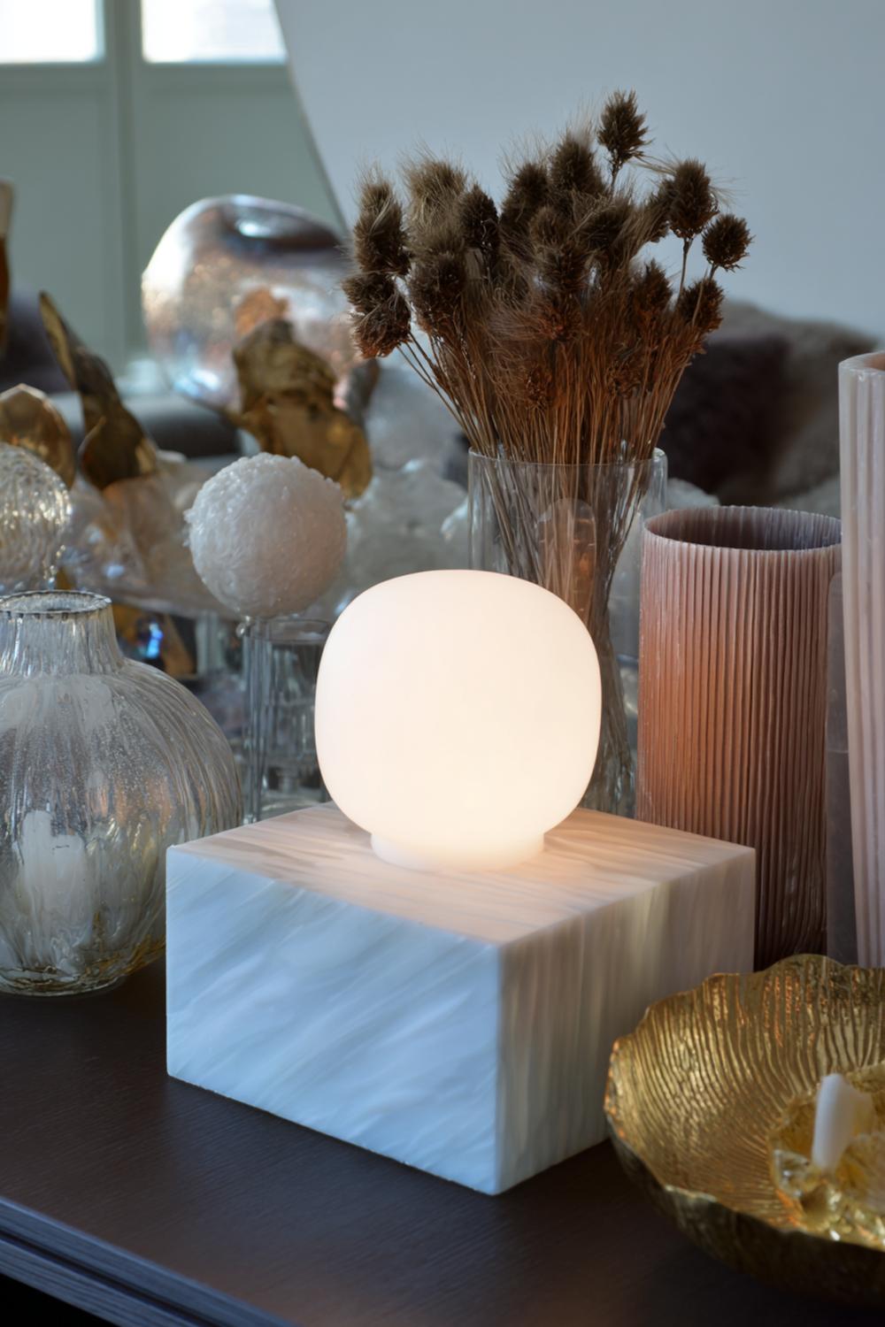 15. Nachttisch-Dekoration mit Leuchte aus Opalglas und weichem Schattenwurf