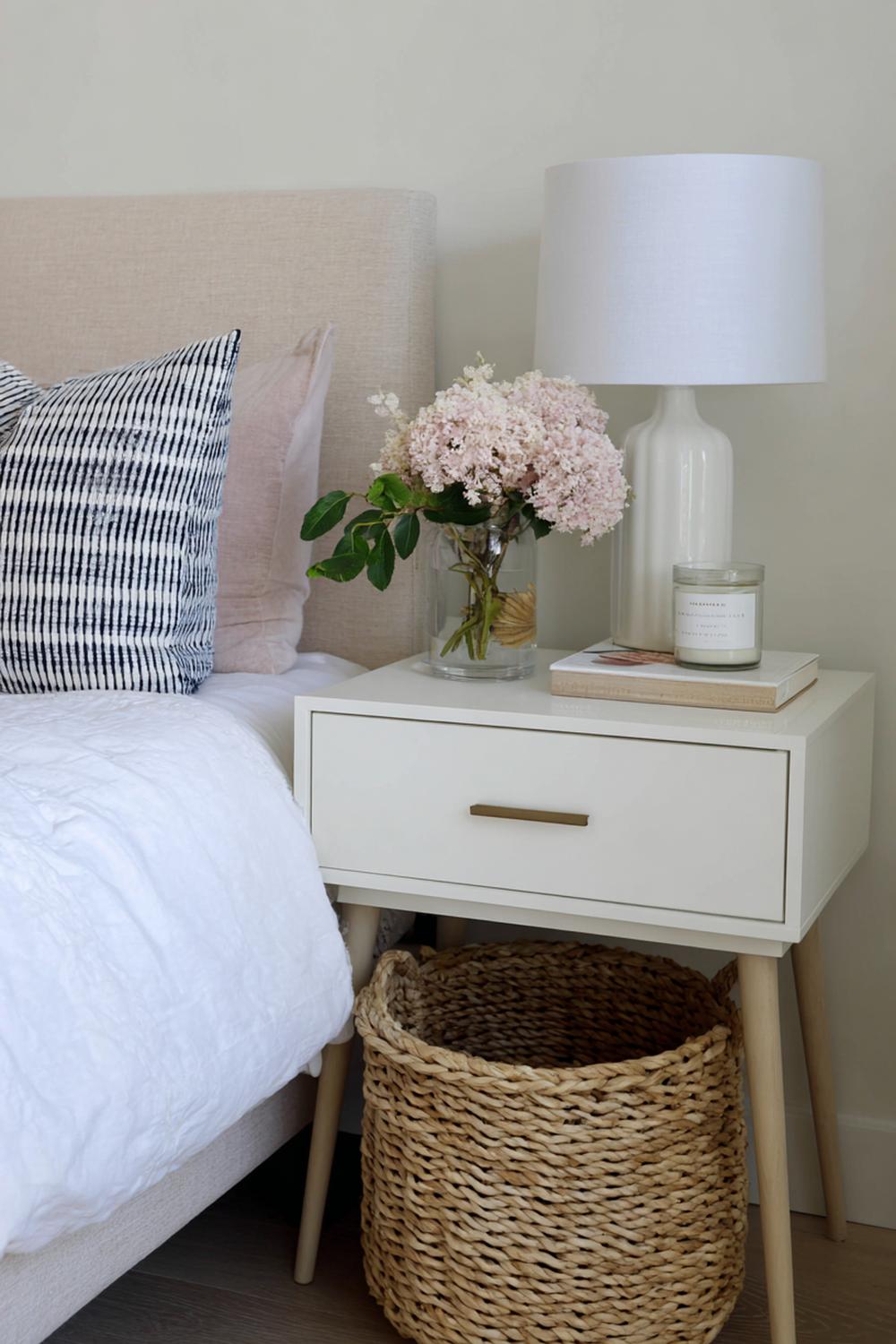 17. Nachttisch-Dekoration mit Körbchen für Ladegeräte und sauberer Kabelroute