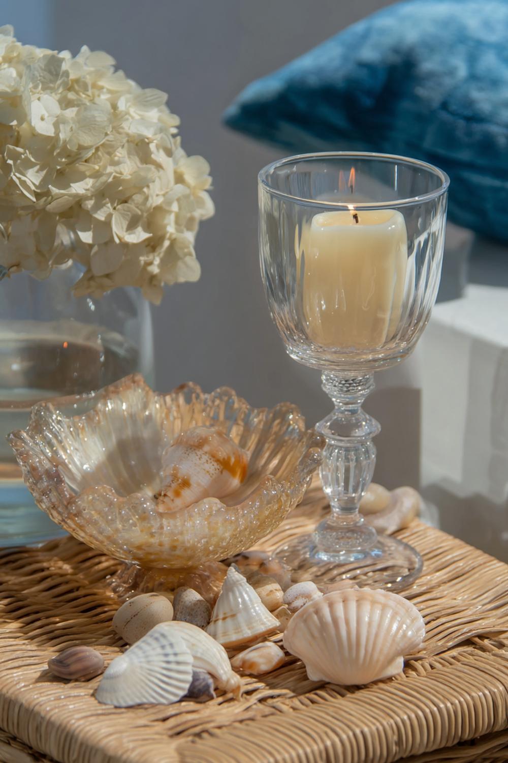 18. Nachttisch-Dekoration mit Muschel-Schale, Strandglas und hellem Holz