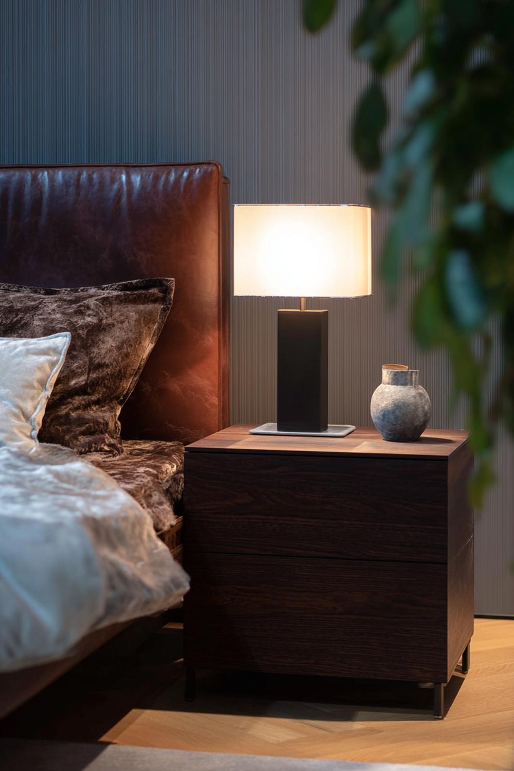 19. Nachttisch-Dekoration mit dunklem Holz, Lederunterlage und Zigarrenbox-Charme