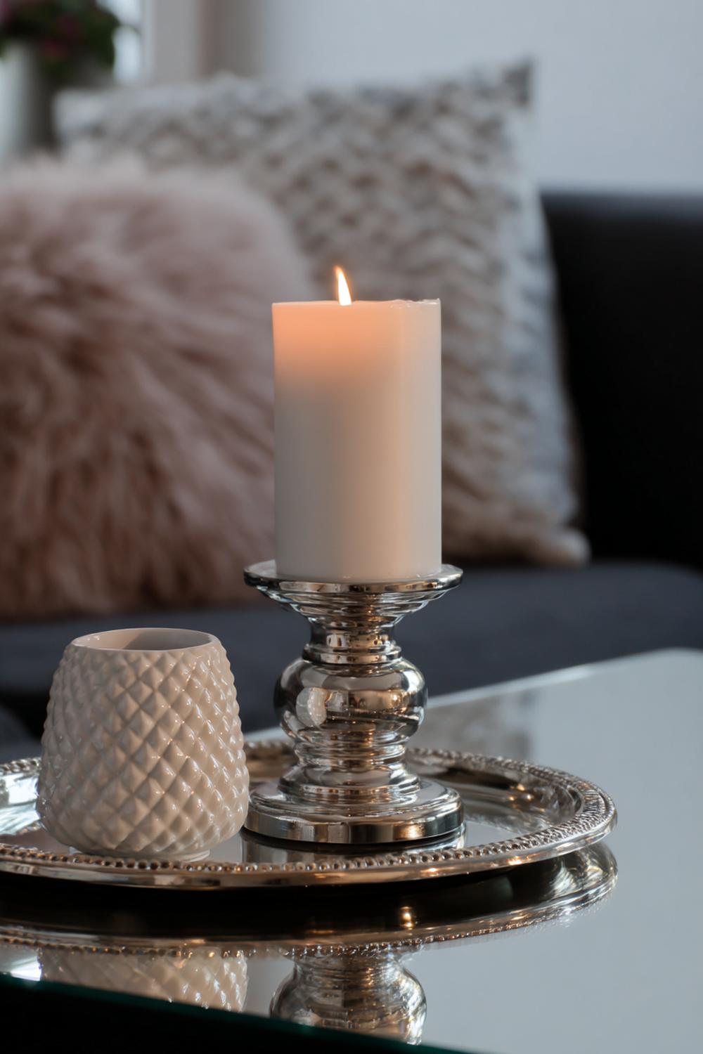 20. Nachttisch-Dekoration mit Kerzenpaar, spiegelndem Untersetzer und Symmetrie