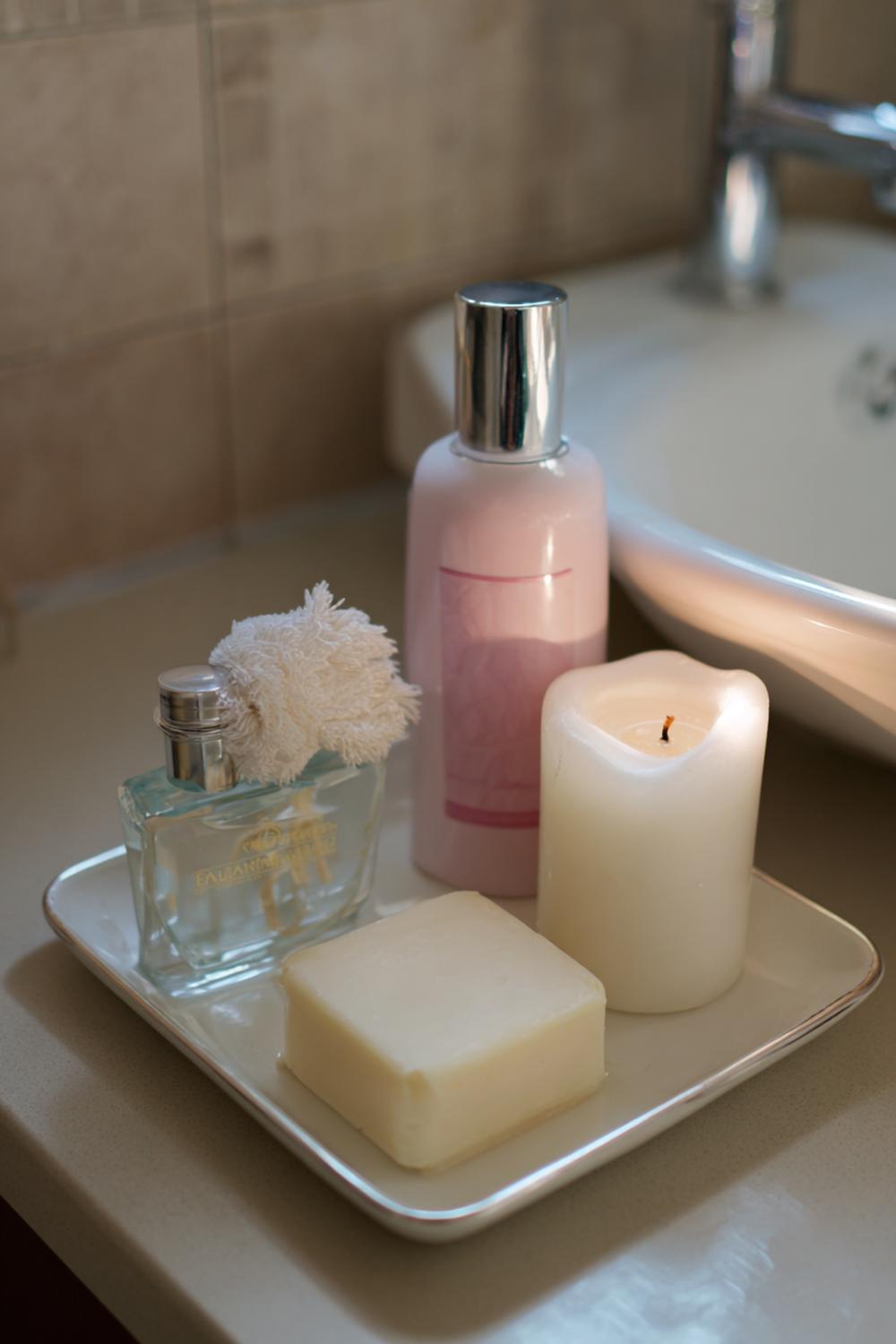 22. Nachttisch-Dekoration mit Badezimmer-Feeling: Handcreme, Parfum, kleines Tablett