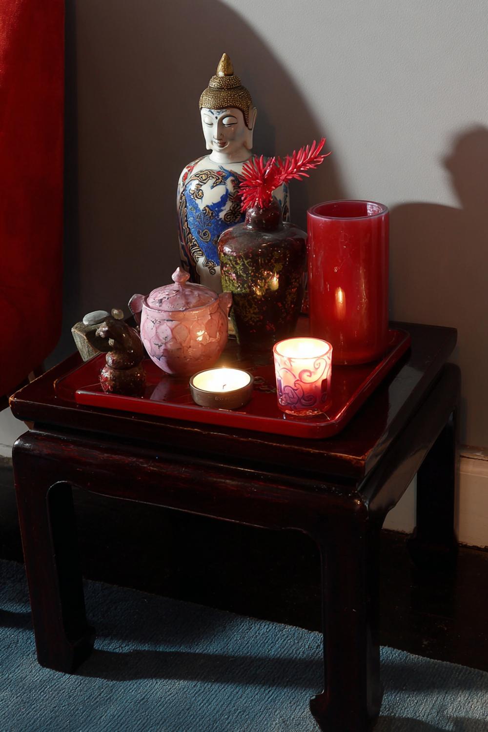 25. Nachttisch-Dekoration mit asiatisch inspiriertem Teetablett und Porzellanbecher