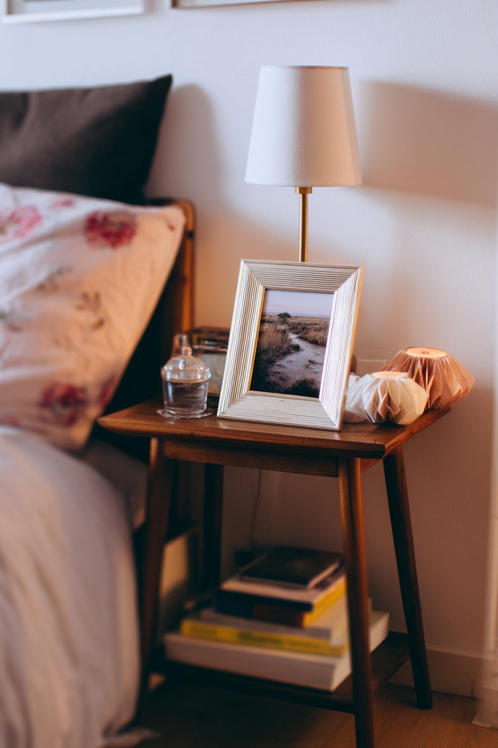 5. Nachttisch-Dekoration mit gerahmtem Foto und gefalteter Lesebrille
