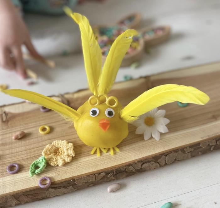 Osterküken mit Knete und Federn