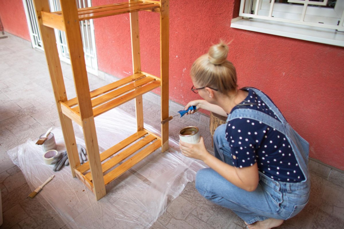 Holzregal mit geölter Oberfläche