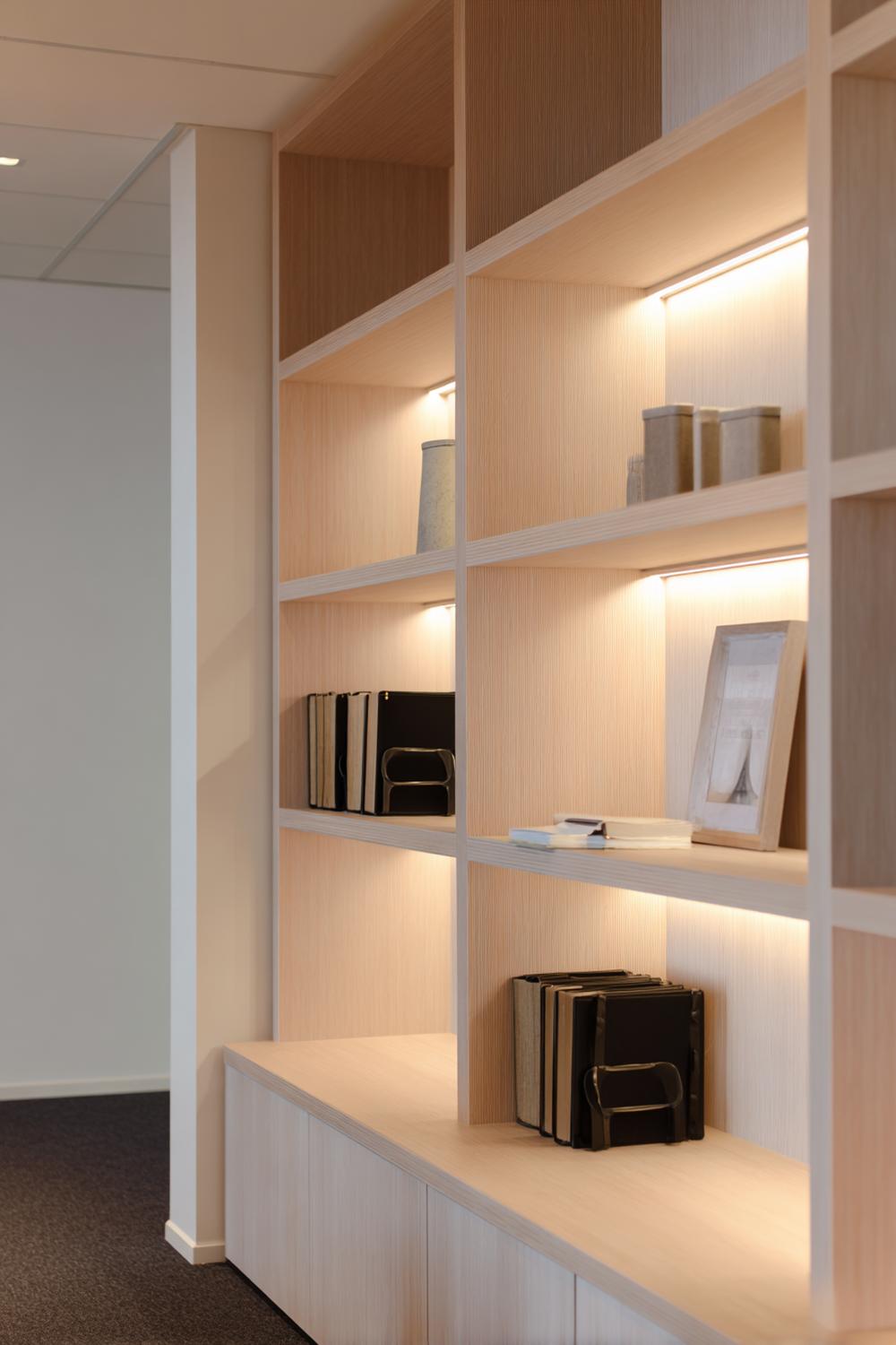 10. Offene Regale mit integrierter Beleuchtung und Schattenwirkung