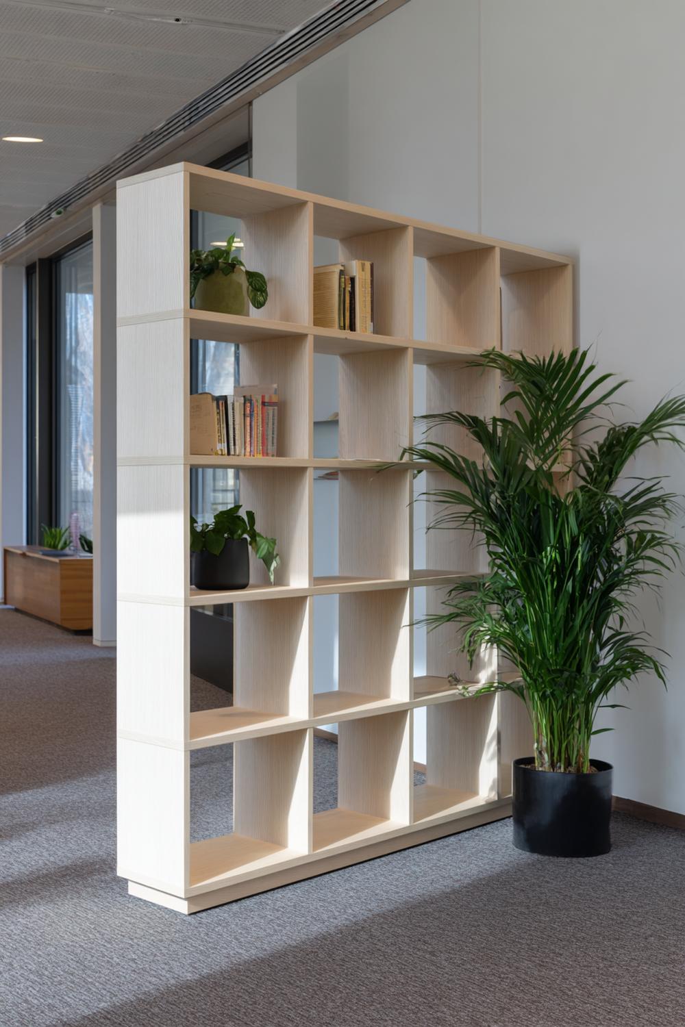 11. Offene Regale mit bewusstem Negativraum und symmetrischer Balance