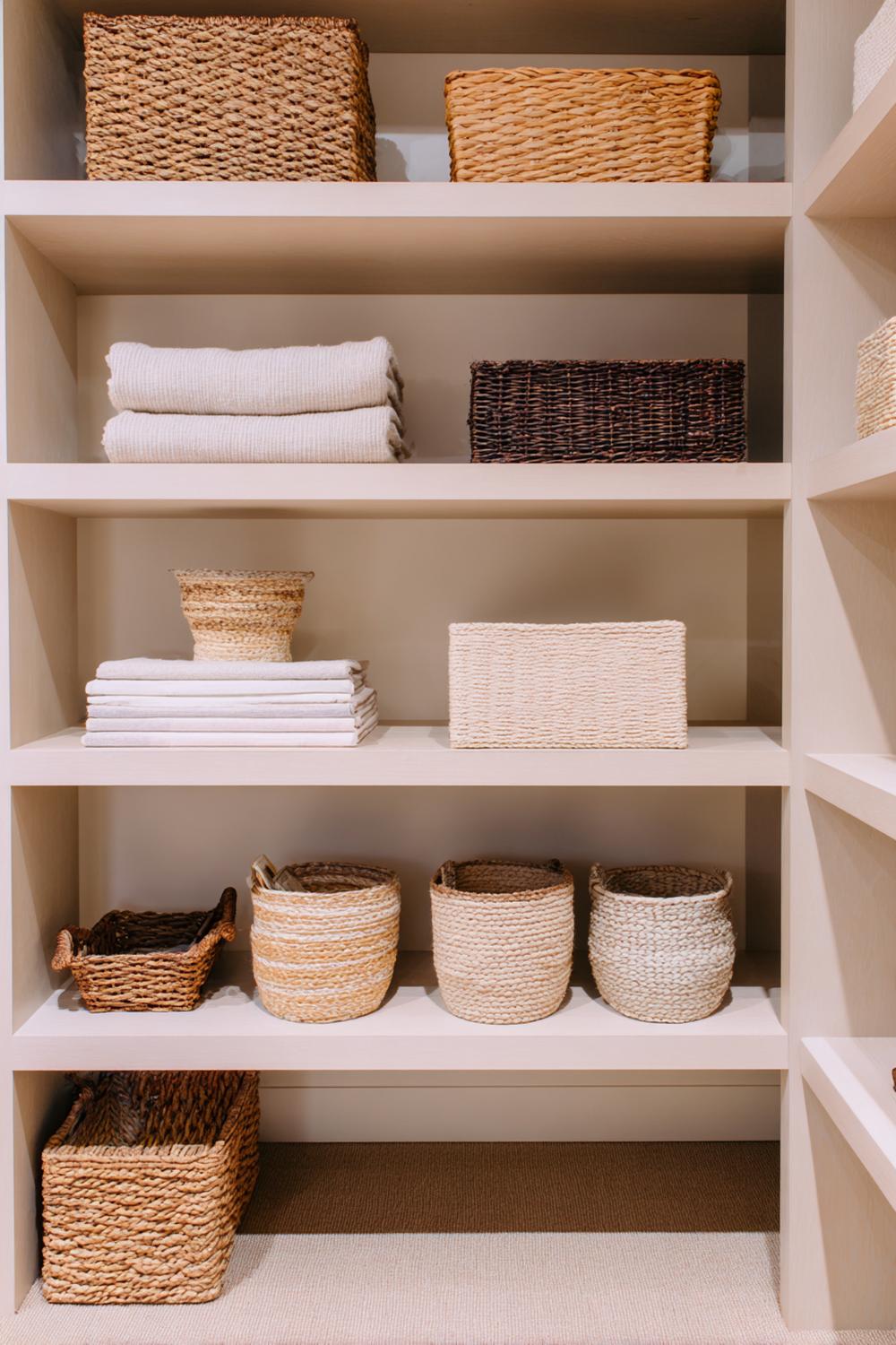 6. Offene Regale mit Naturleinen, Körben und warmem Beige