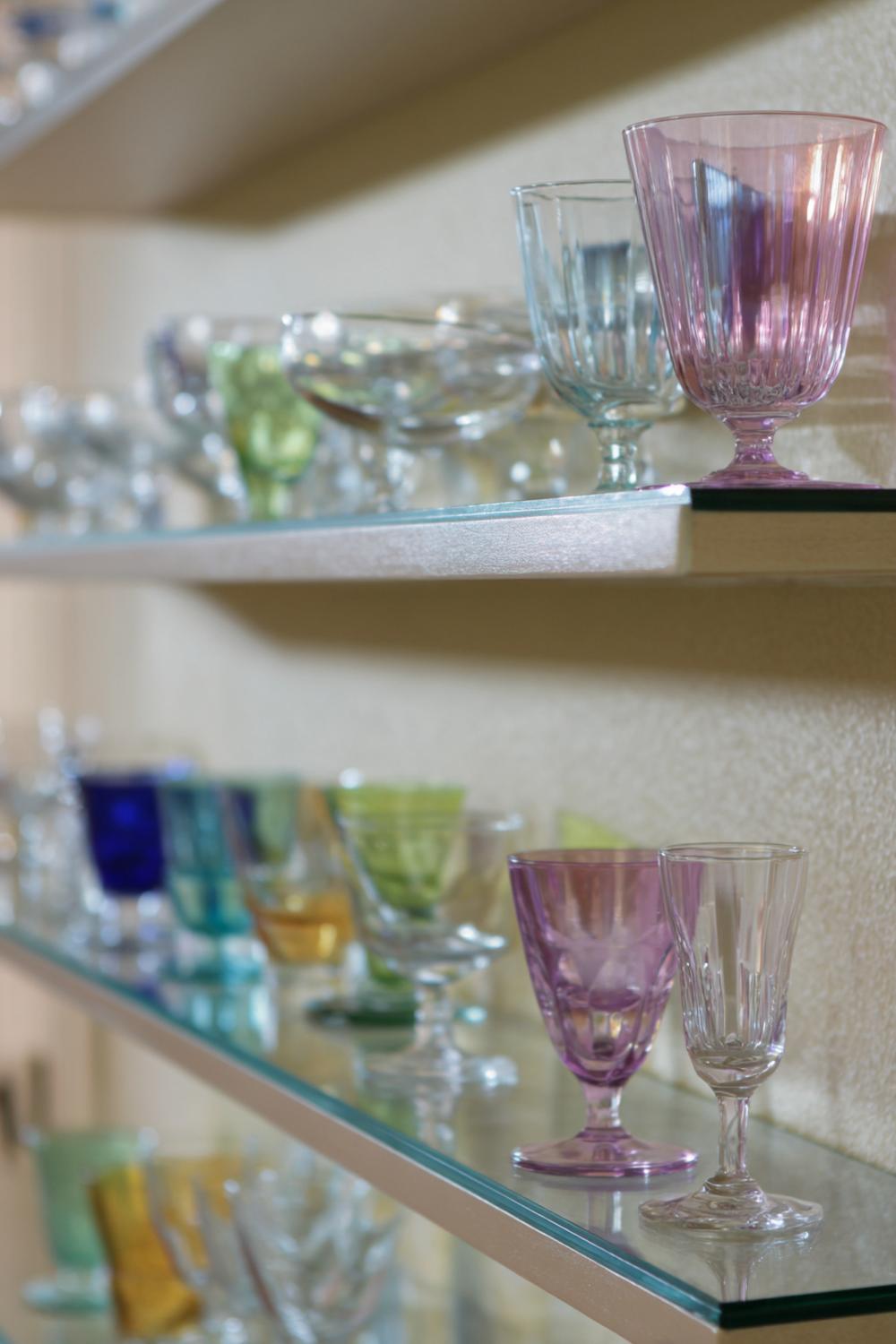 7. Offene Regale mit Vintage-Gläsern und farbigem Glasreflex