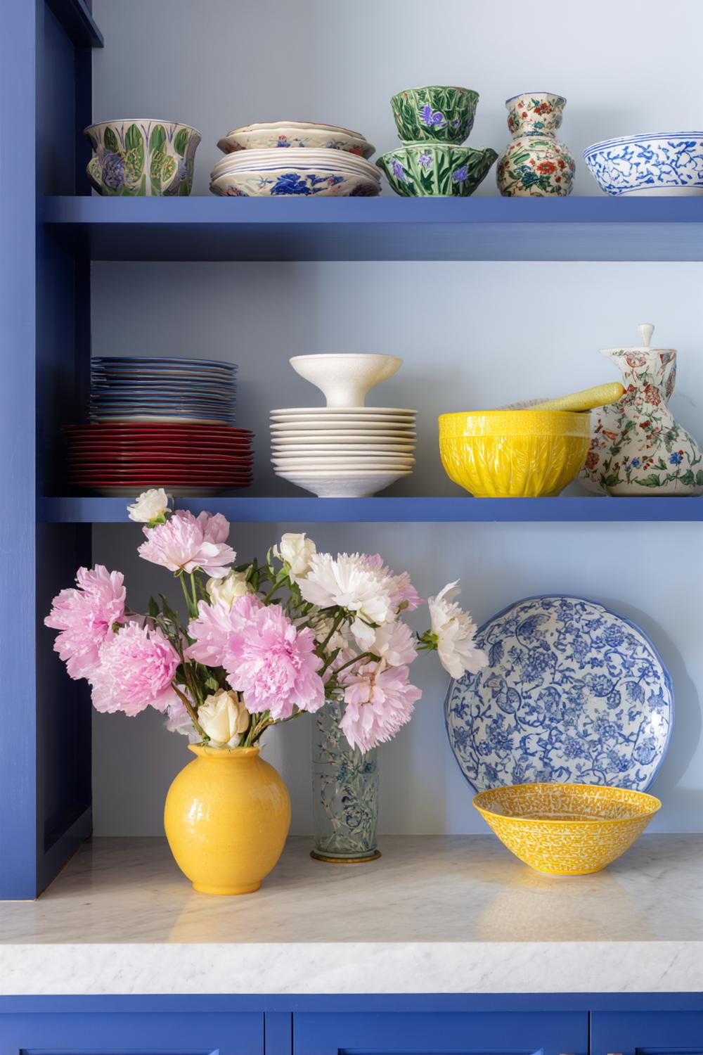 9. Offene Regale mit Saisonfarben und wechselnden Akzentstücken