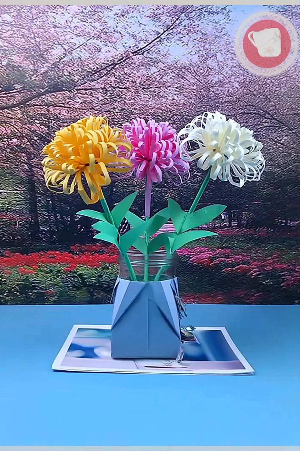 Chrysanthemen in geometrischer Vase