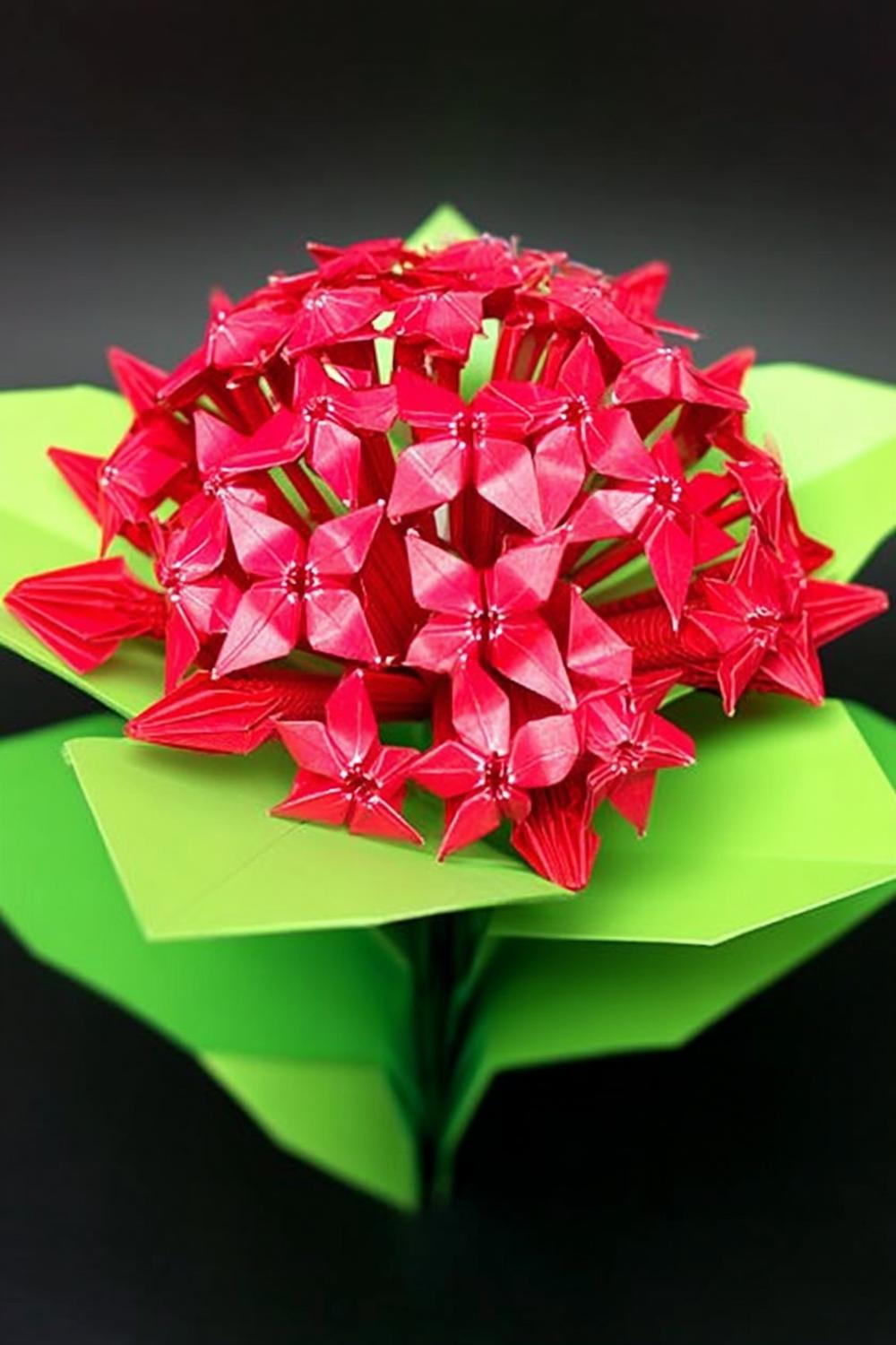 Rote Kusudama-Blütenkugel mit Blättern