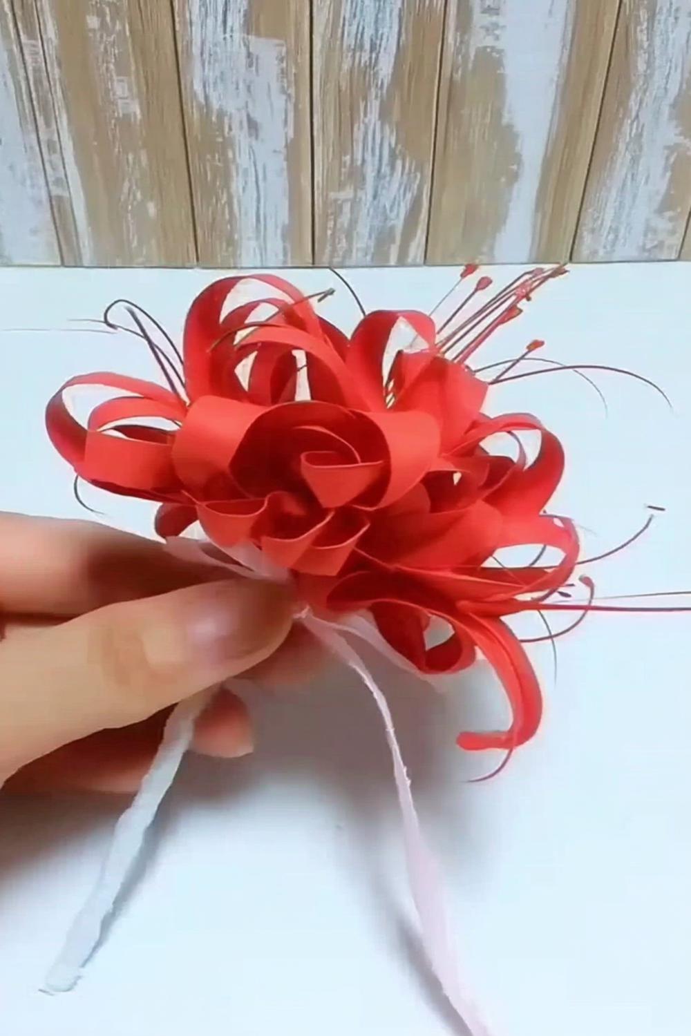 Rote Schleifenblüte mit Draht