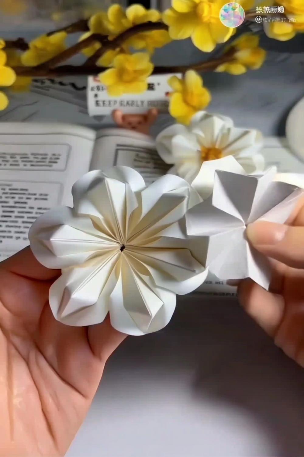 Weiße Papierblüten perfekt gefaltet
