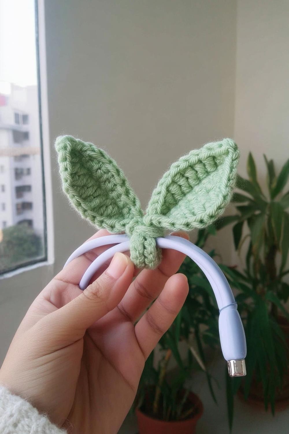 Süßer Kabelschutz mit Blättern