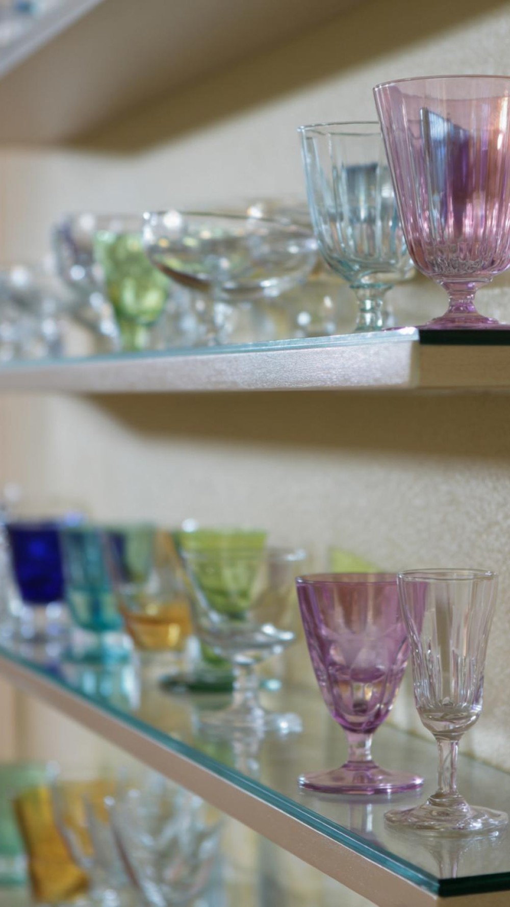 11 moderne Ansätze für ein luftiges Küchenregal-Design