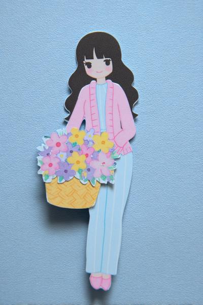 12. Blumenladen-Figur für Paper Dolls Kawaii mit Korbstrauß und Pastell-Cardigan